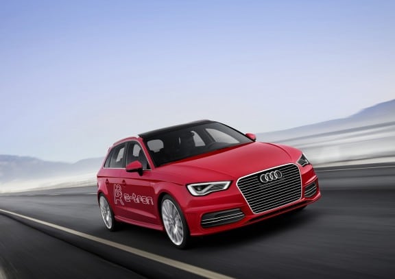 En comparaison avec une A3 Sportback classique, l’e-tron reçoit une face avant spécifique avec une calandre Singleframe soulignée par des baguettes transversales en chrome au profil ondulé en trois dimensions. Le bouclier est marqué par deux barrettes elles aussi réservées à cette version