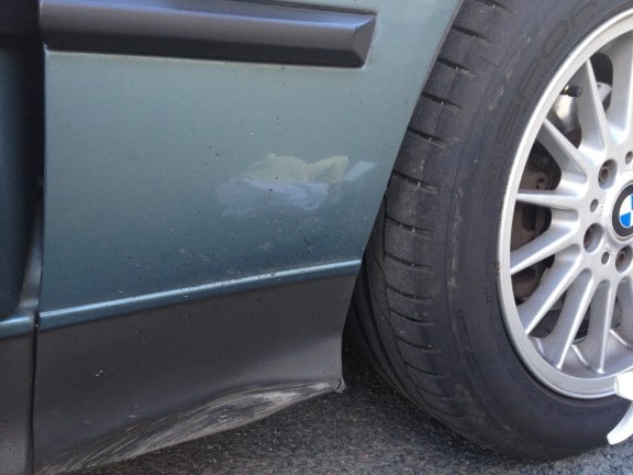 Première étape : choisir une partie incrustée de moustiques, insectes, boue, ... On prendra soin de passer un coup de jet d'eau pour enlever le plus gros pour les carrosseries les plus sales