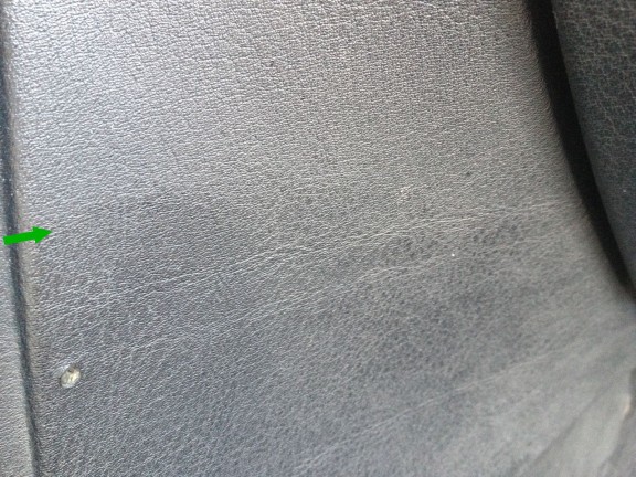Voici le résultat sur la partie inférieure. Sur les plastiques de ma voiture qui date de 1996, je crois qu'il faut plus que ce produit non gras ! La différence se remarque, mais une fois séchage passé et malgré l'application du baume répétée, le plastique a du mal à se rénover