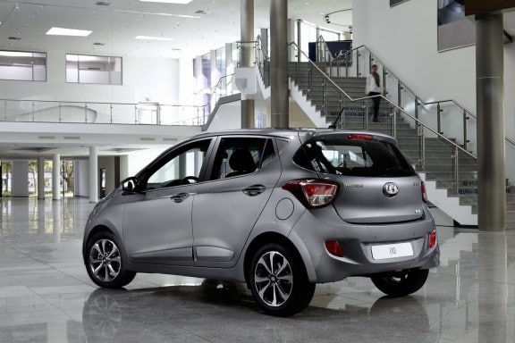 La partie arrière de la Hyundai est assez trapue