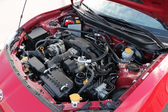 Le bloc moteur où repose le moteur Subaru retouché par Toyota et doté d'une injection Lexus. Il gagne en sobriété grâce à ces modifications