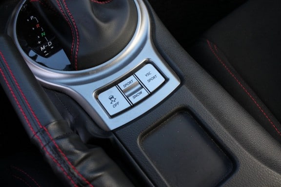 Ces différents boutons permettront de désactiver plus ou moins les aides électroniques (ESP, contrôle de traction, ...), jusqu'à mettre tout hors tension afin de profiter au maximum du comportement de l'auto