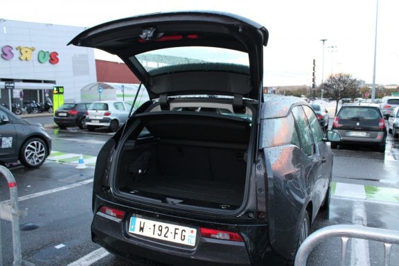 Le coffre et ses 260 litres n'est pas très grand, mais pour l'usage urbain auquel est destiné cette voiture, cela est suffisant. Le moteur électrique et le moteur thermique (en option) sont placés en-dessous