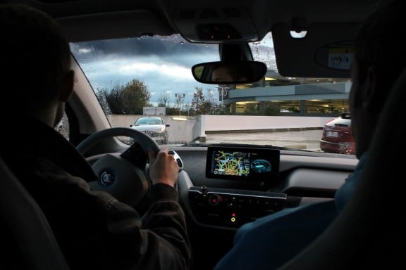 La conduite de la BMW i3 nous a séduite. La prise en main facile et la puissance disponible immédiatement font de cette voiture électrique une auto performante qui pourra aller titiller les grosses berlines et autres petites sportives