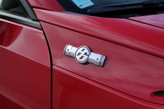 Le logo de la GT86 sur les ailes avant. Il représente l'architecture boxster du moteur