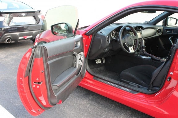 Comme tout coupé qui se respecte, la Toyota GT86 se passe d’encadrement pour les vitres de ses deux portières