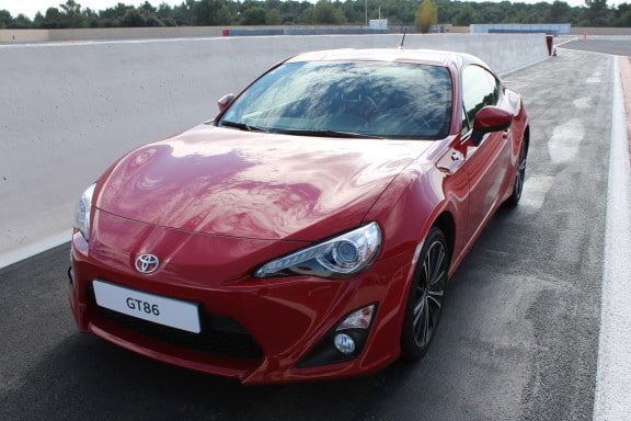 Voici la Toyota GT86 ! Cette livrée rouge lui va à ravir et amplifie son côté agressif ! Dommage en revanche que ses jantes de 16 pouces (chaussées en 215/45 R 17) soient si quelconques...