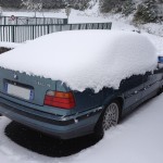 Une BMW sous une couche épaisse de neige
