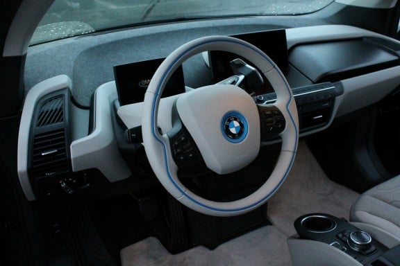 Du côté du poste de conduite, on a un volant d'un diamètre assez grand avec quelques touches de bleu pour rappeler le côté "i" et électrique