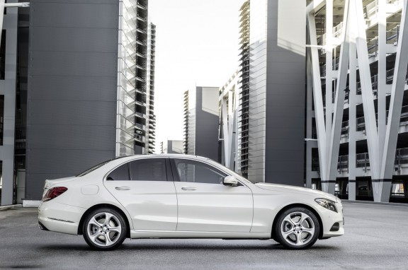 La C adopte le nouveau design Mercedes, très galbé, sans angle droit. L'empattement gagne 8 cm. 