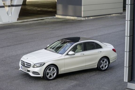 Après avoir revu sa limousine, Mercedes s'attaque à sa petite berline, la Classe C. Un peu moins petite car elle prend 10 cm.