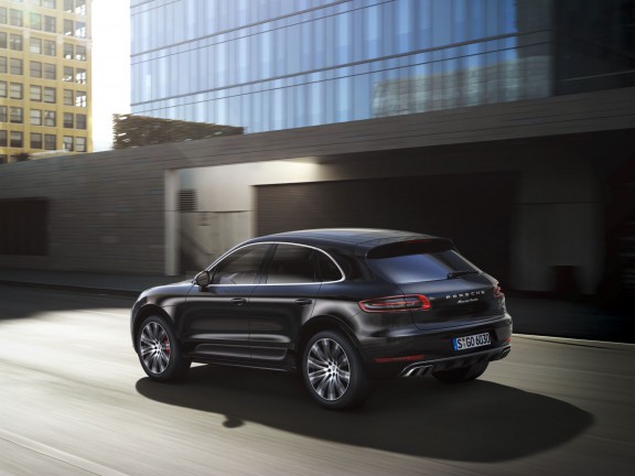 La poupe du Macan se fait plus élégante que celle du Cayenne, avec des feux plus fins et un hayon moins chargé, qui n'intègre pas la plaque d'immatriculation. 