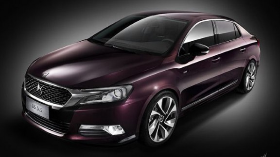 Encore une fois, Citroën décide d'utiliser le violet pour présenter son nouveau modèle, à savoir la DS 5LS