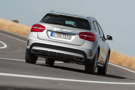 Pour l'arrière du nouveau GLA AMG, on remarque la casquette pour la lunette, les quatre sorties d'échappement aux formes carrées et un diffuseur