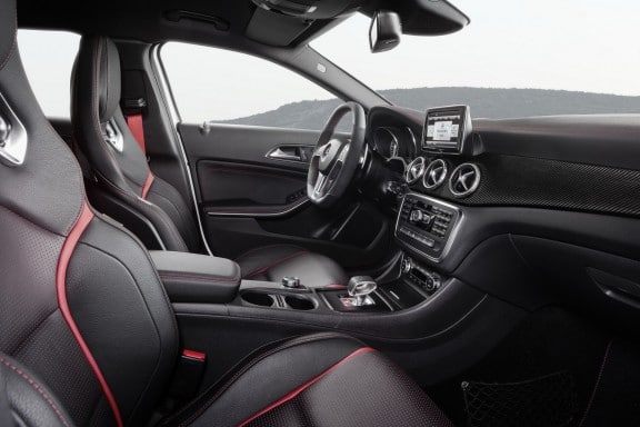 L'habitacle de la GLA45 AMG est agréable à l'oeil et pas trop austère avec ces sièges baquet mêlant cuir Artico et microfibre Dinamica. Le tableau de bord est mis en valeur avec de l'alu brossé et du crabone