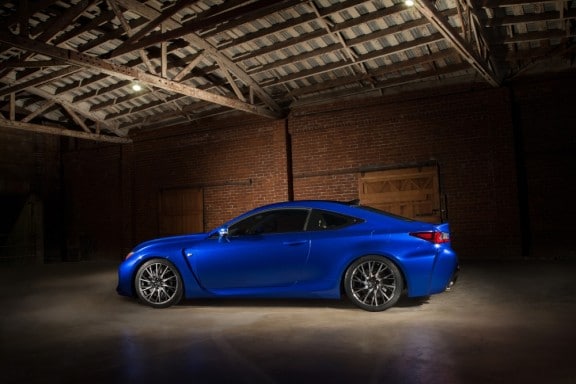 La RC F est dotée de jantes de 19 pouces à 10 bâtons. Parmi les trois choix au catalogue, un modèle sera fini à la main. Par ailleurs, un aileron sur la malle se déploie automatiquement à partir de 80 km/h