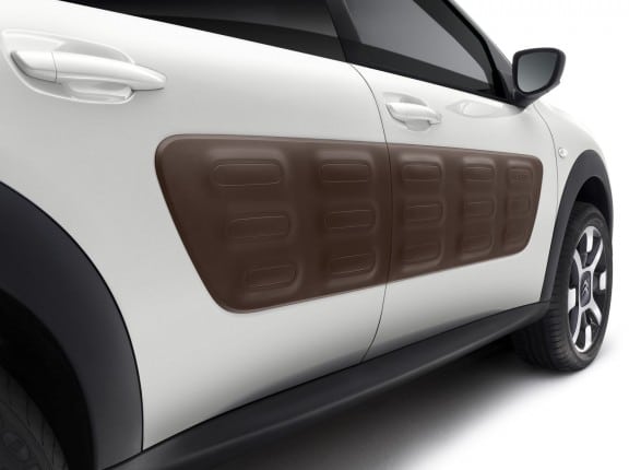Ces originales protections de carrosserie renferment des capsules d'air qui amortissent les petits chocs. Quatre couleurs sont disponibles.