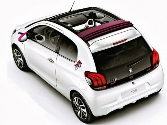 A l'image de la Twingo 3, la 108 se dote d'un toit ouvrant en toile. On peut aussi voir une partie de l'intérieur où la planche de bord semble reprendre la teinte carrosserie et quelques stickers de décoration...