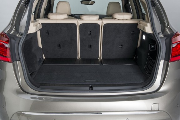 Le volume de coffre allant de 468 à 1 510 l une fois la banquette rabattue et fractionnable de série (40 / 20 / 40), peut être ouvert électroniquement en passant le pied sous la voiture