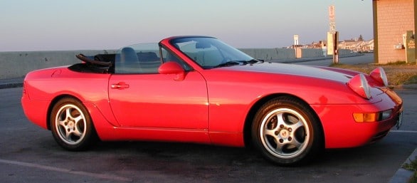 La Porsche 968 vendues la première moitié des années 1990 disposait d'un gros moteur quatre-cylindres de 3,0 l d'une puissance de 240 ch situé à l'avant