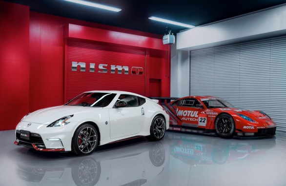 La nouvelle Nissan 370Z Nismo dans les locaux de Nismo à Yokohama aux côtés de la Z Motul Autech GT 500