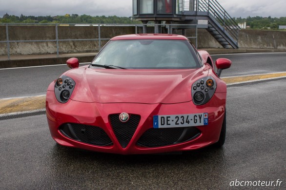 avant Alfa Romeo 4C