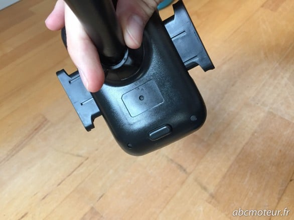 Au dos, sur la partie inférieure on a un bouton pour desserrer les deux pinces du téléphone