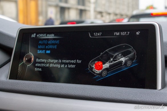 Trois modes peuvent être sélectionnés suivant que l'on souhaite privilégier de rouler plus en moins à électricité
