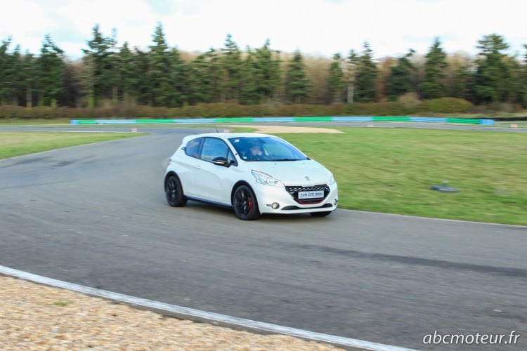 Peugeot 208 GTi 30th blanche