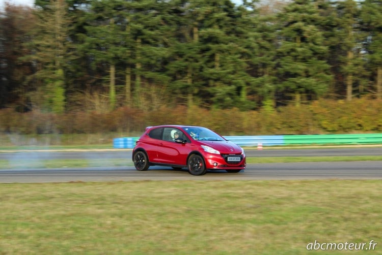 Peugeot 208 GTi 30th frein a main