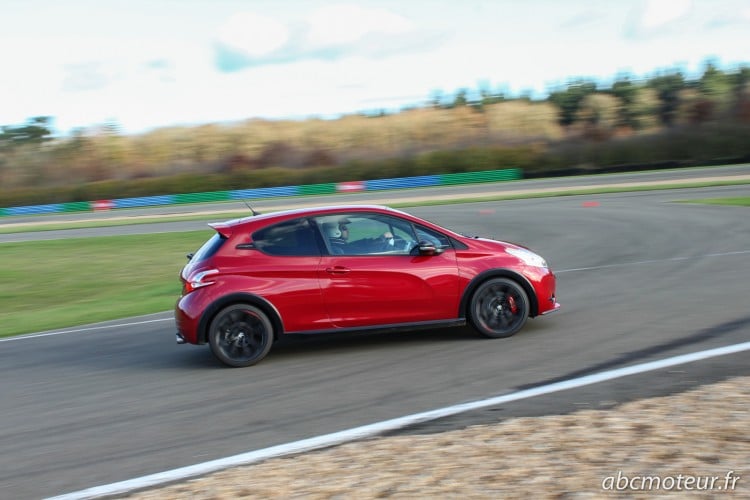 profil Peugeot 208 GTi 30th