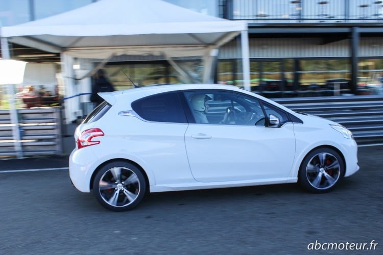 profil Peugeot 208 GTi