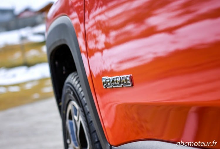 logo Renegade aile avant