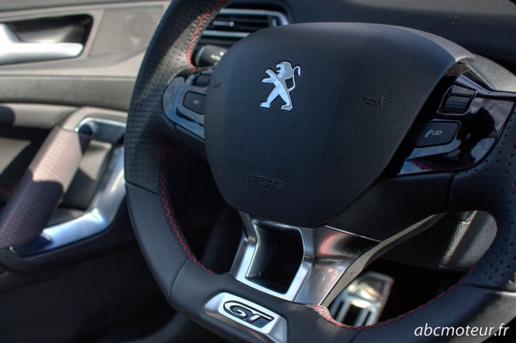 sigle GT volant Peugeot 308 GT