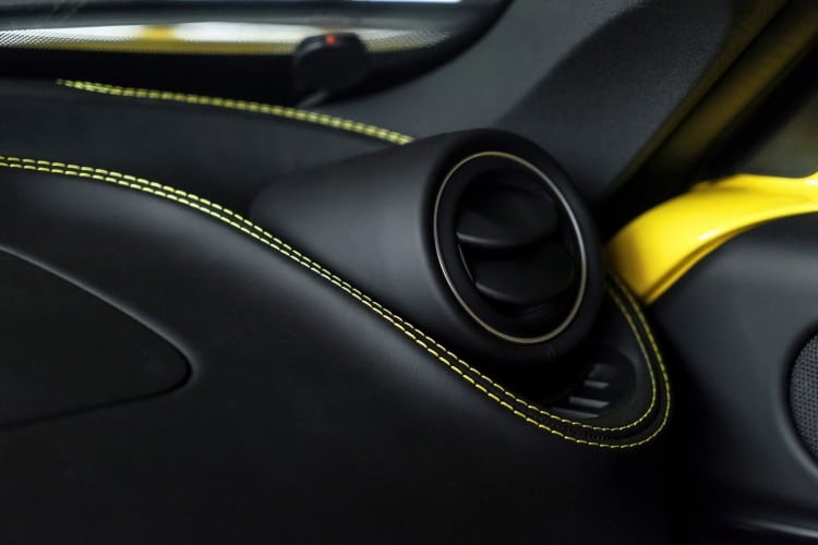surpiqure cuir Alfa Romeo 4C Spider