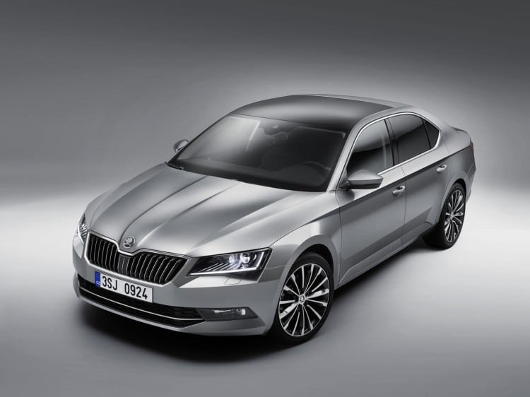 Toujours aussi habitable et astucieuse, la Superb est plus élégante et modernise son équipement. Skoda semble avoir tout bon.