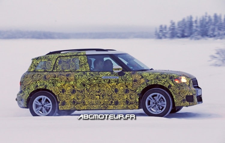 vue profil MINI Countryman plug-in hybride