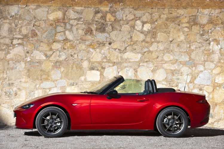 vue profil Mazda MX-5 2015
