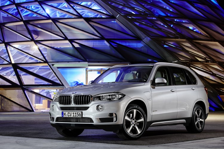 La petite trappe sur l'aile avant conducteur sera l'un des rares éléments permettant de reconnaître un X5 xDrive40e des X5 thermiques