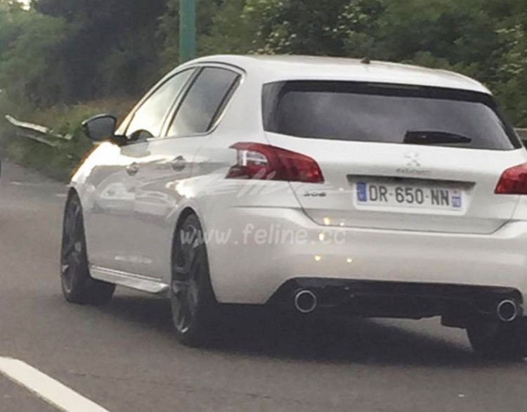 Deux sorties d'échappement rondes, des jantes agressives, ainsi que des bas de caisse enveloppants, voici ce que l'on peut retenir de cette 308 GTi qui ne prend même pas la peine de se camoufler en se baladant dans les Yvelines (78)