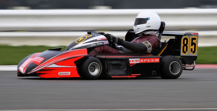 Le physique du pilote est mis à rude épreuve dans un superkart. Le boîte de vitesse est manuelle et le moteur peut atteindre le régime de 14 000 tr/min !