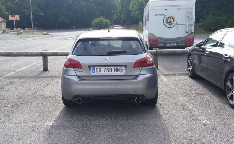 La double sortie certainement empruntée au RCZ R. C'est plus réussi et élégant que les grosses sorties rectangulaires de la 308 GT
