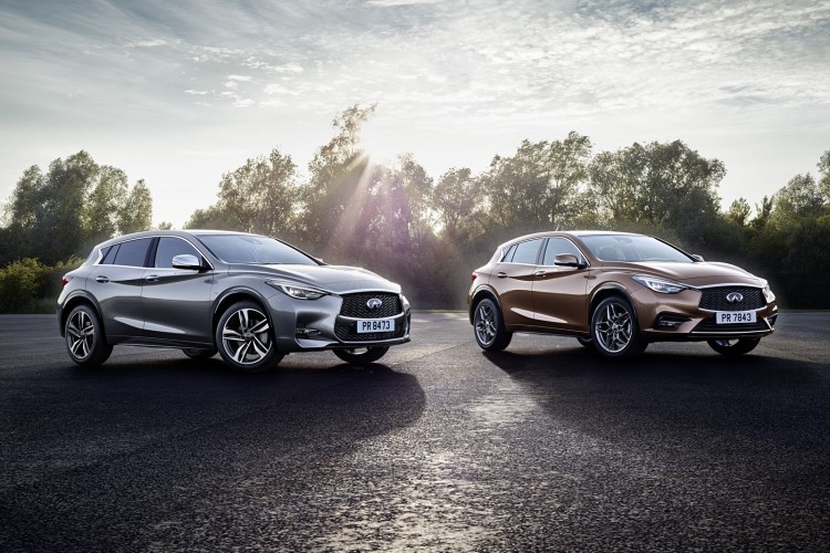 L'Infiniti Q30 est également disponible en version Sport (à gauche) comprenant quelques éléments esthétiques plus racés (calandre, boucliers, jantes 19 pouces, garde au sol passant de 145 à 130 mm, ...)