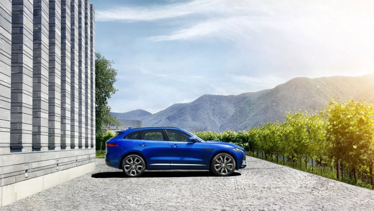 Le F-Pace fait partie des plus encombrants avec une longueur de 4,73 m. Les jantes vont jusqu'à 22 pouces...