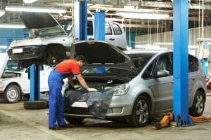 Une voiture dans un garage automobile