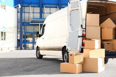 Fourgon chargé de cartons avec les portes ouvertes