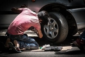 Réparation d'un véhicule dans un garage auto