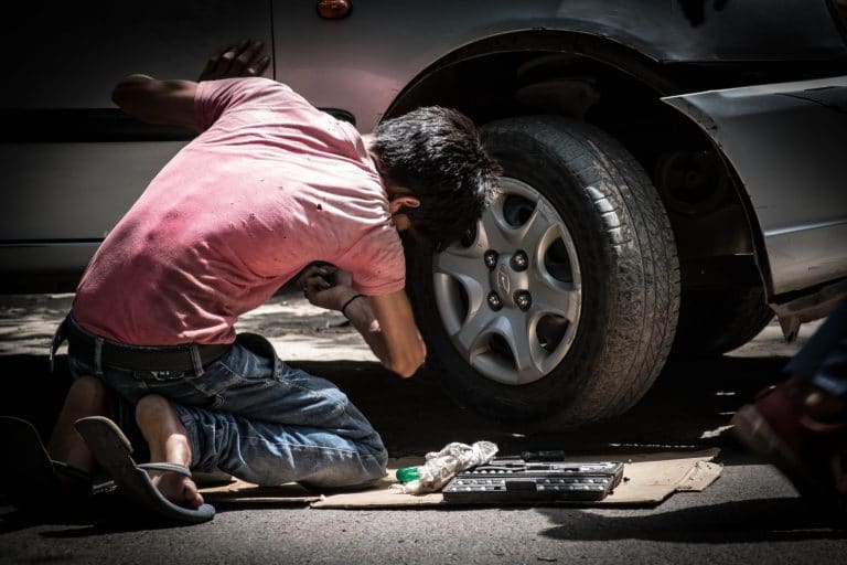Réparation d'un véhicule dans un garage auto
