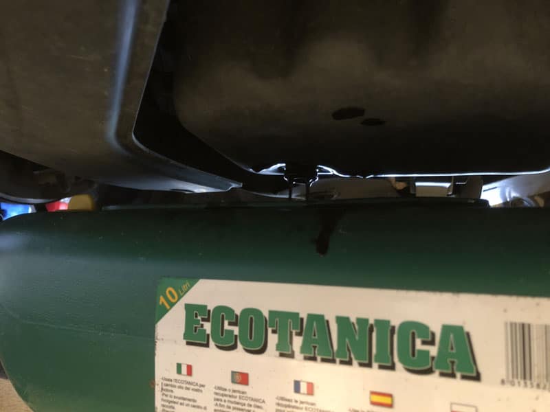 L'huile sale s'écoule du moteur
