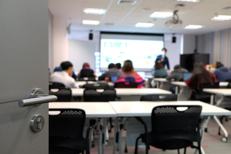 Un stage pour récupérer des points sur son permis qui se déroule dans une salle